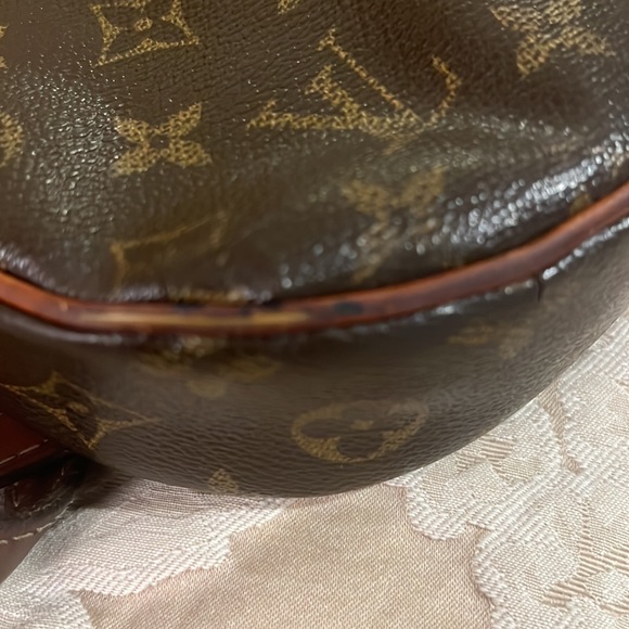 Classic Louis Vuitton crossbody.  Purchased in 2014. - Picture 5 of 6